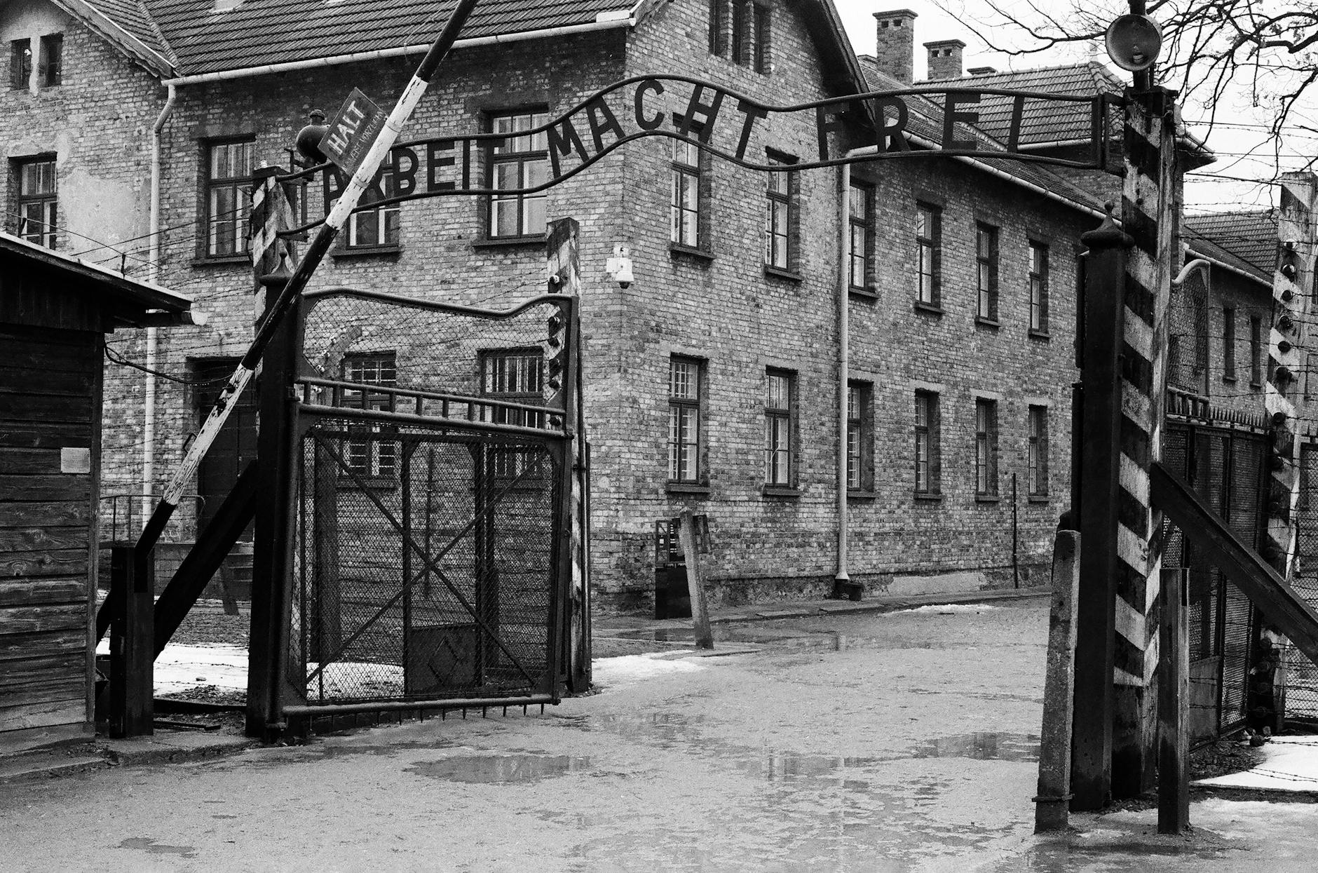 gate to auschwitz camp