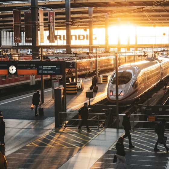 Treni sciopero interruzioni stazione ferroviarie bloccate