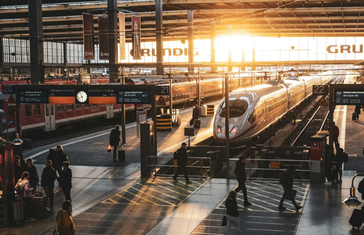 Treni sciopero interruzioni stazione ferroviarie bloccate